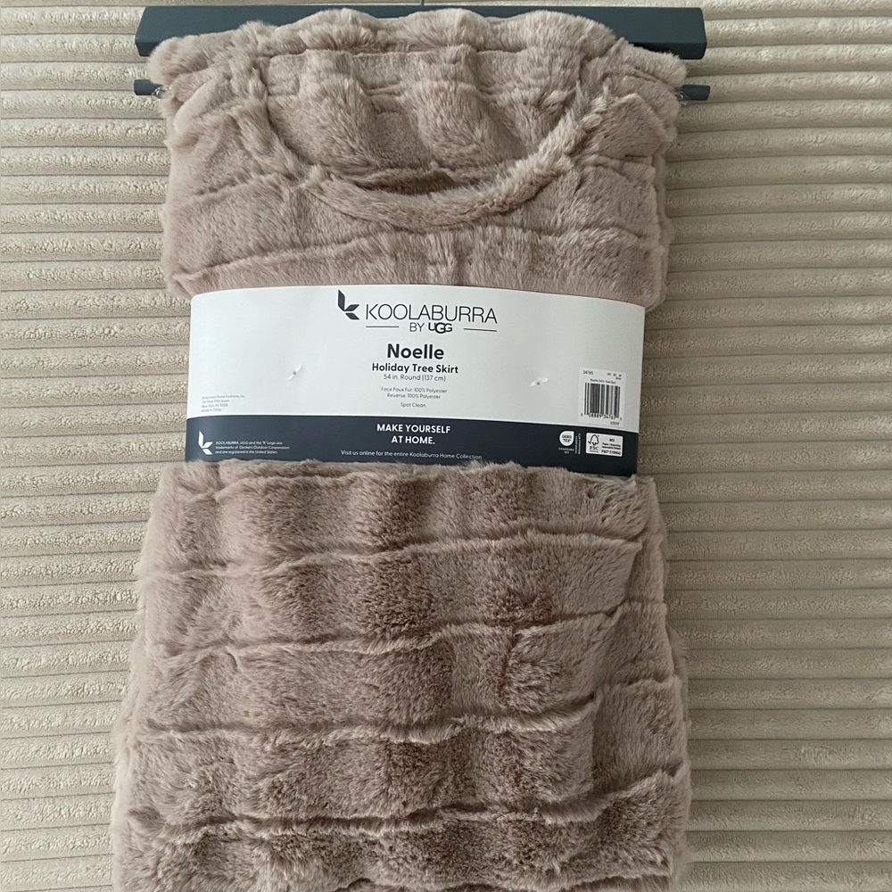 KOOLABURRA BY UGG CHRISTMAS TREE SKIRT